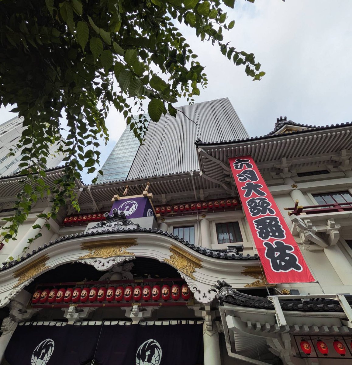 KIRICOLO1's tweet photo. 昨夜はコチラ。正に小川家祭の一幕。続く通し狂言、勘九郎さんが凄かった‼淡々と人を殺めて行く時の表情、佇まい。Bプロ観られないのが残念。
#歌舞伎座 
#七月大歌舞伎夜の部Aプロ 
#俄獅子 #盟三五大切 
#中村勘九郎 #中村七之助 
#坂東彦三郎 #坂東亀蔵 
#上村吉弥 https://t.co/LBAKYxAmbX