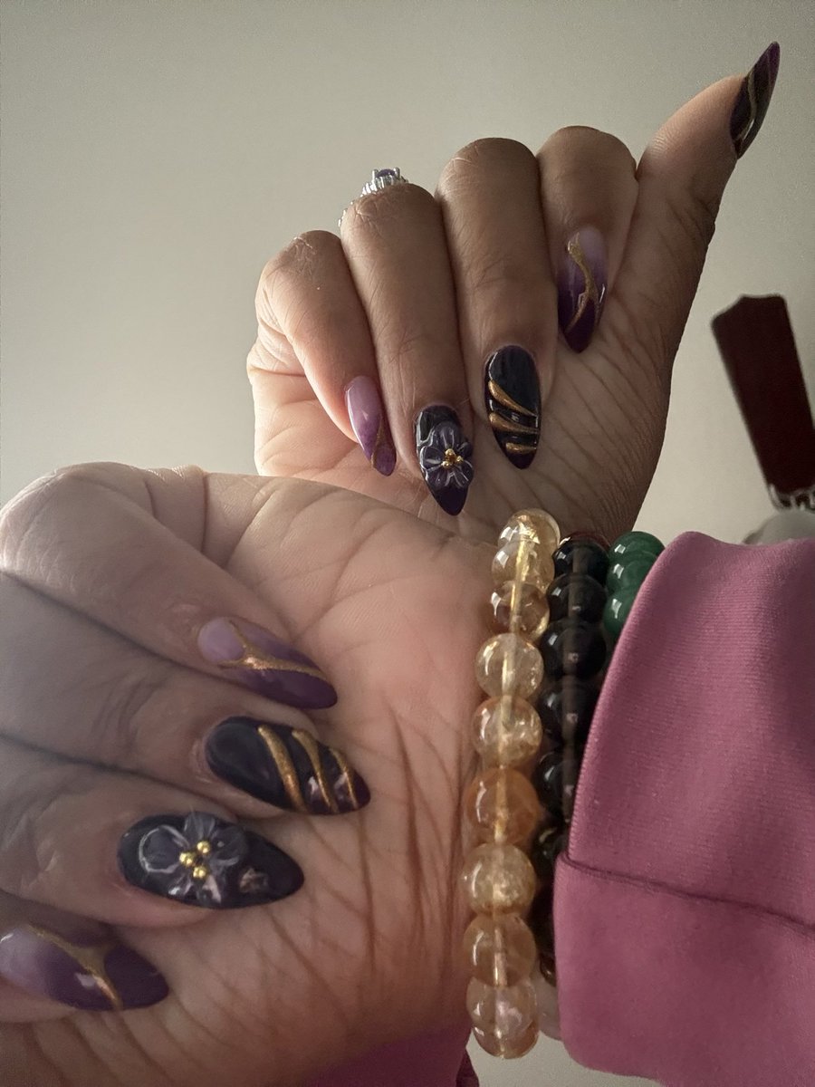 CaiRoseProd's tweet photo. I love coffin but I missed my claws. And now I need a scratching post 😌 https://t.co/EzGdtbxjhN