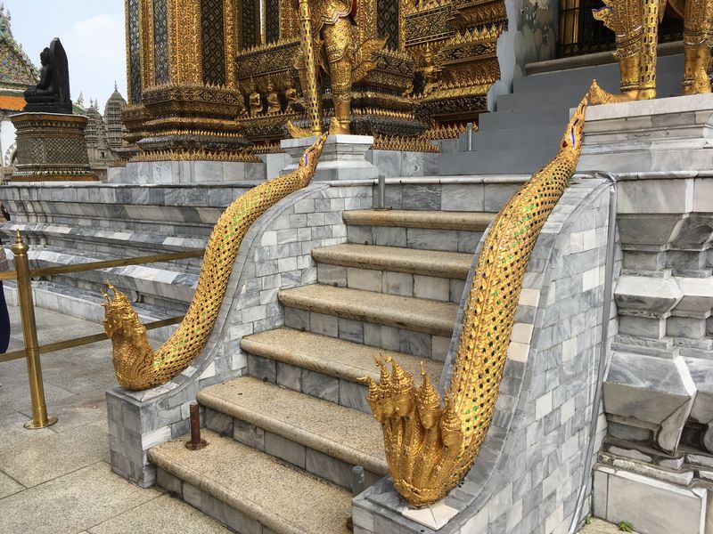 ChisaRusie's tweet photo. 🇹🇭タイには、菩提樹の下で深く瞑想中に嵐が来たのに気付かないブッダを、ナーガ（蛇の神様）が7つの頭で傘を作って守った…という伝説が。

このため、仏教の世界で守り神として信仰され、タイ寺院の階段に飾られています🐍😊

今日は、大雨の予報ですね。
気を付けて過ごしましょう☔️ https://t.co/MHvrfutB9I