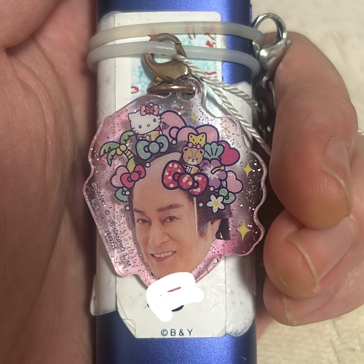 tkg_soy_source's tweet photo. 俺アイコスに
マツケンサンバついてる♪
ってツイートしようと思ったら
バリバリフルネームのシール
貼ってあんの写真撮って気付いた。
俺ほんといつか配信とかツイートで
個人情報全部バレる気がする https://t.co/50j45RPWAI