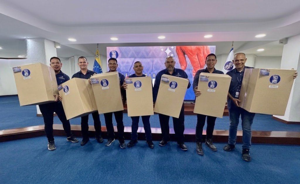 CGRVenezuela's tweet photo. #CGR | En el marco de la celebración del Día del Padre, la CGR rindió homenaje a los servidores públicos que desempeñan este irremplazable rol, destacando su fortaleza, sabiduría, cuidados, ejemplo y compromiso diario dentro del Máximo Órgano de Control Fiscal del país.

1/4 https://t.co/3EmiKzUfzo