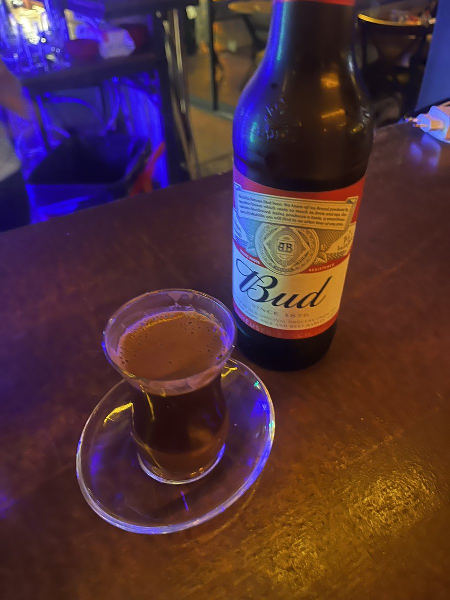 binderdimvr's tweet photo. Metenin yanına gelince benim masaya gelenler bi de fıstık geldi https://t.co/PgIFXPQERR