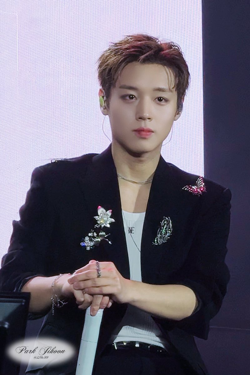 529x99's tweet photo. 260619 RE:FLECT FAN CONCERT in HO CHI MINH
베트남 팬콘

🦋𓂃 𓈒𓏸🖤

#박지훈 #PARKJIHOON https://t.co/6mtYpR6Pia