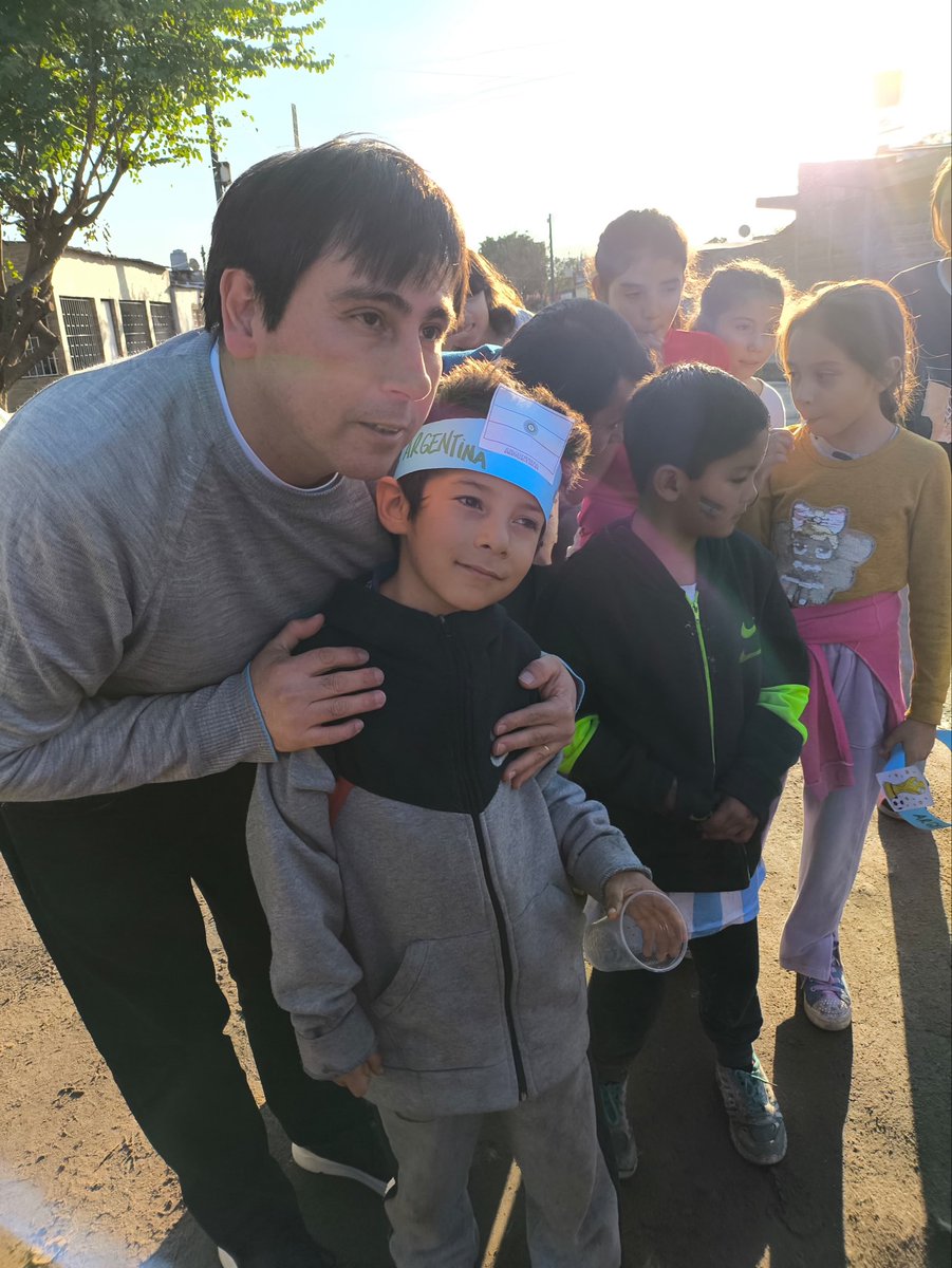 ernestoggr0's tweet photo. Estamos viviendo un momento muy difícil en el país. Caen los recursos, cae la coparticipación y las provincias quedan cada vez más solas.
Pero en Tucumán, con la gestión de @OsvaldoJaldo no miramos para otro lado: seguimos presentes, acompañando dando respuestas en el territorio https://t.co/nTSyGAks4q