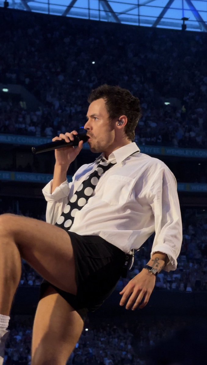 hsdtogethertour's tweet photo. Harry on stage at Wembley Stadium in London, UK - 19 June (via @mustachrryfan) https://t.co/FWAkdUD65T