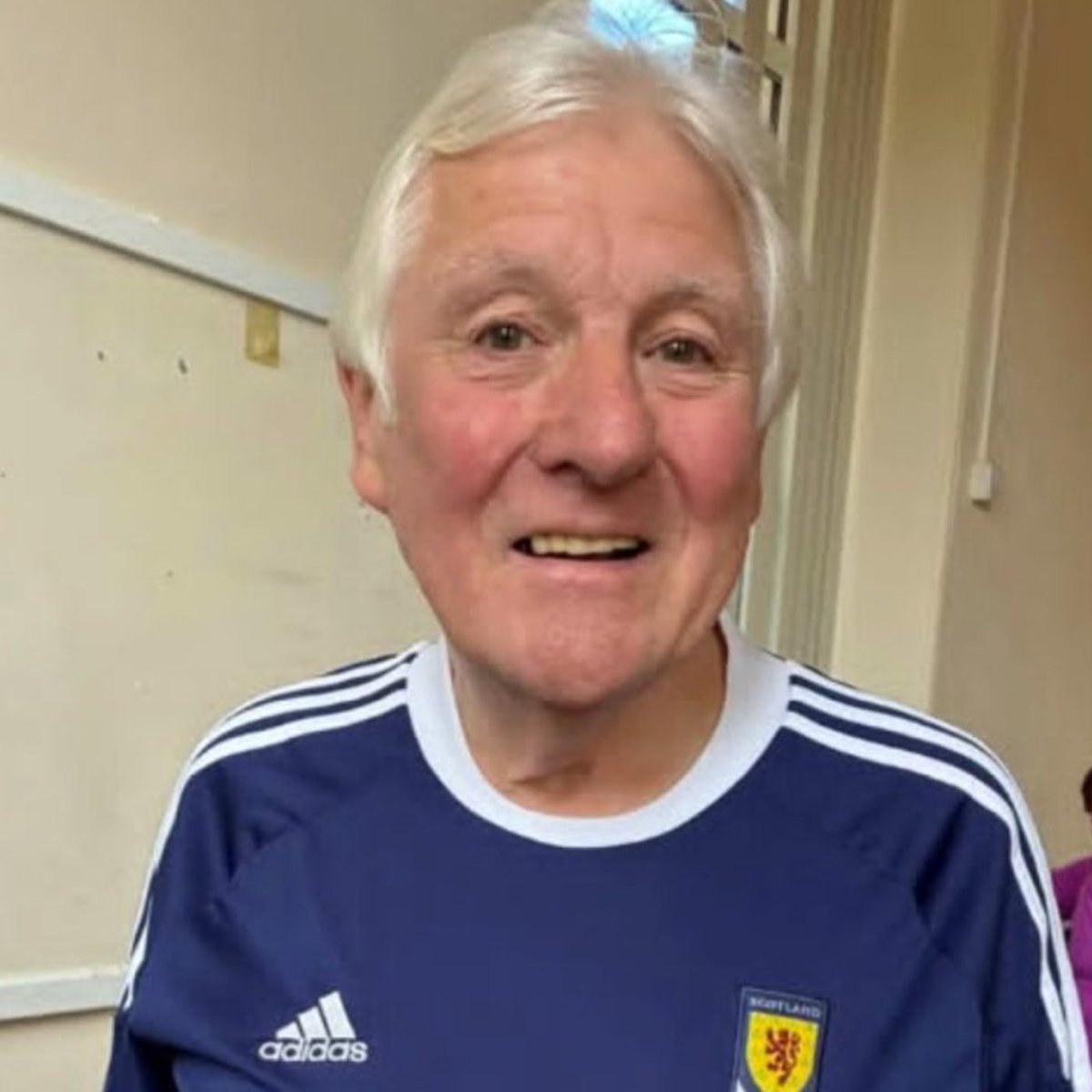 Mercado_Ingles's tweet photo. Los aficionados de Escocia han rendido homenaje a un hombre de 76 años que murió antes de poder ver a su país en una Copa del Mundo por primera vez.

Donny Strathie tenía una entrada para Escocia contra Marruecos, pero se desplomó en su hotel antes del partido. 💔🏴󠁧󠁢󠁳󠁣󠁴󠁿 https://t.co/mZ8sU4GMLJ