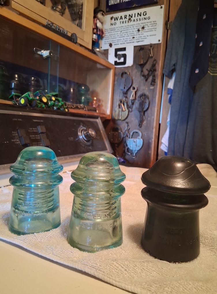 someguy5676's tweet photo. @uncledoomer It looks like a fancy glass insulator. https://t.co/JQyaj5thDh