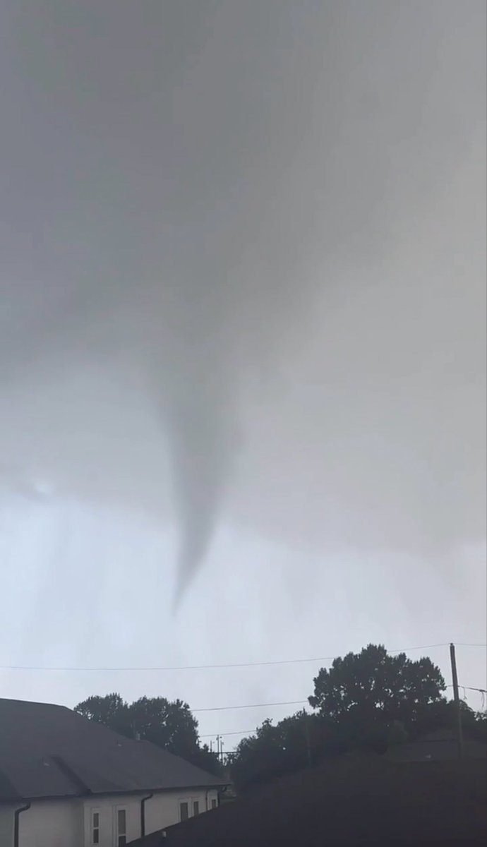 ZackFradellaWx's tweet photo. Tornado trying to form in St. Bernard, over Chalmette. 📸 Kaitlyn Schlumbrecht #lawx https://t.co/1TozPTlvgE