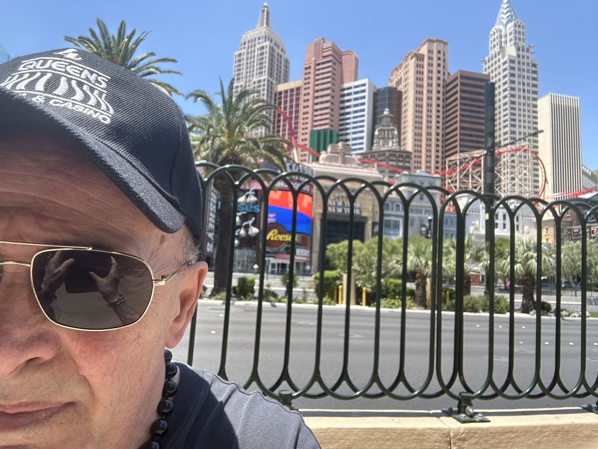 aschyl's tweet photo. @Miialuna96 Ja … bin gerade in Las Vegas, da ist es auch nicht kalt 😎 https://t.co/EdcMJvSdE3