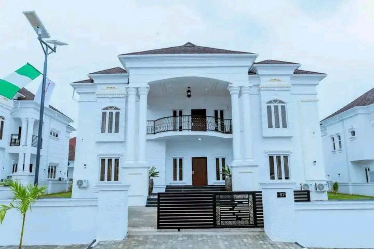 ezeakataka1's tweet photo. “A luxury home Gift” for an Appeal Court Judge in a country with the highest number of people in multidimensional poverty.” If e reach your turn, dem go give you rice, indomie or 5K inside renewed hope brown envelope https://t.co/cemp7rIJC7