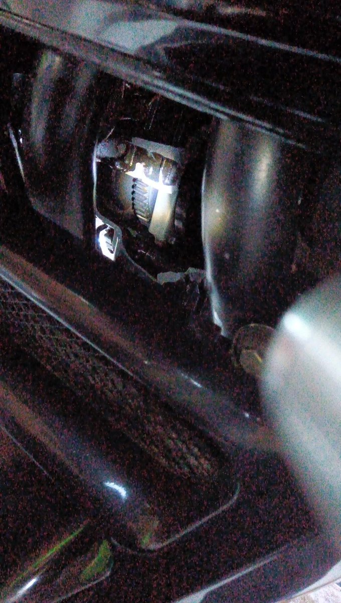 JOEGPZ900R's tweet photo. 相棒が逝ってしまった…
…エンジン割れて内蔵見えてた…
こんな状態で高速走ってエンジンロックもせずタイヤもオイルまみれで転倒せずサービスエリアまで走ってこれたなんて奇跡だよ。普通ならロックして吹っ飛んでるよ。
バイクに助けられたね。って言われた。そう言われて涙が止まらなくなった。 https://t.co/0tyy1dRxh6