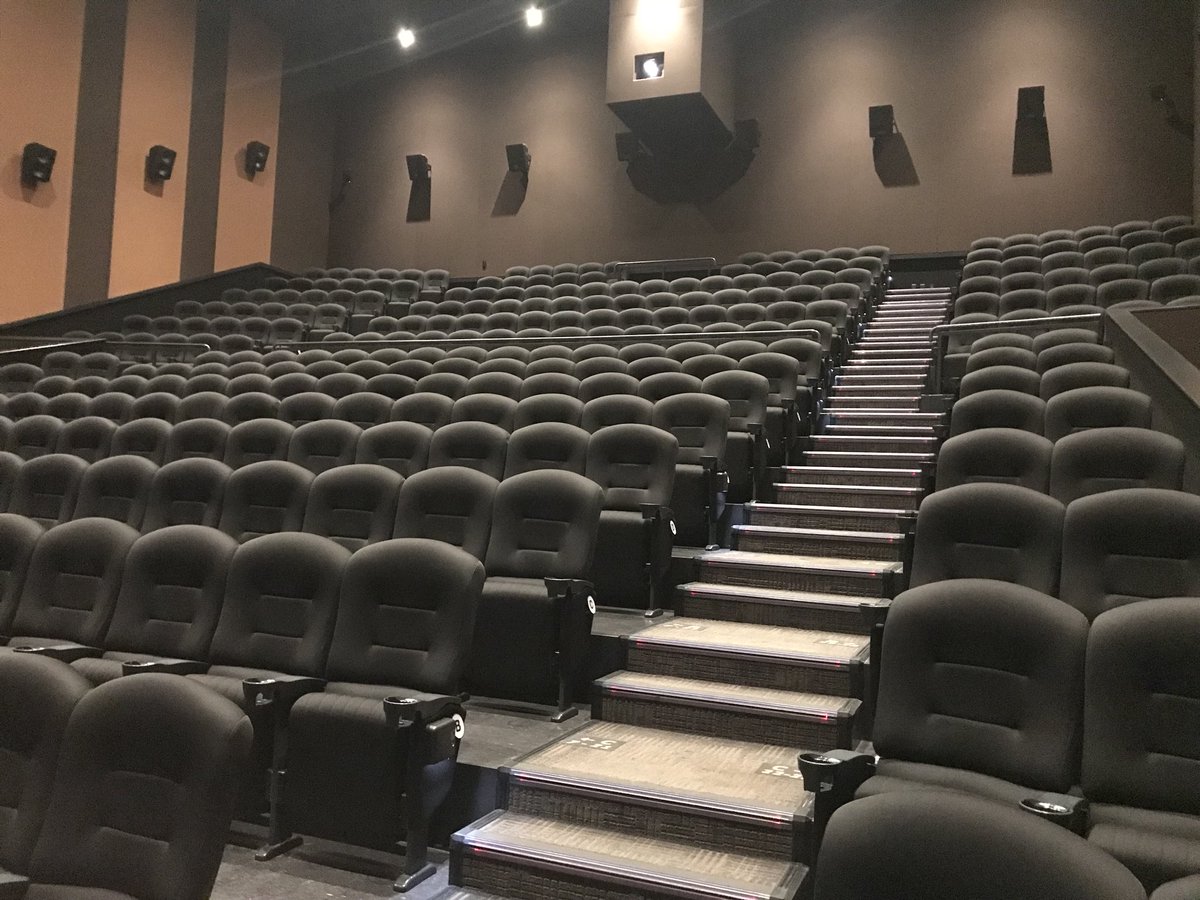 Ibara_Rinne1224's tweet photo. 本日は朝イチから3時間スクリーンひとつを個人レンタルさせていただきました！！映画館側本当にありがとう😊感謝感激雨アラモード♪
事前テスト接続で自身のAmazonファイアスティックをプロジェクター接続し問題なく映ったので、ネットフリックス経由し今から超かぐや姫を見ます！！ https://t.co/YtlaEHFI3G
