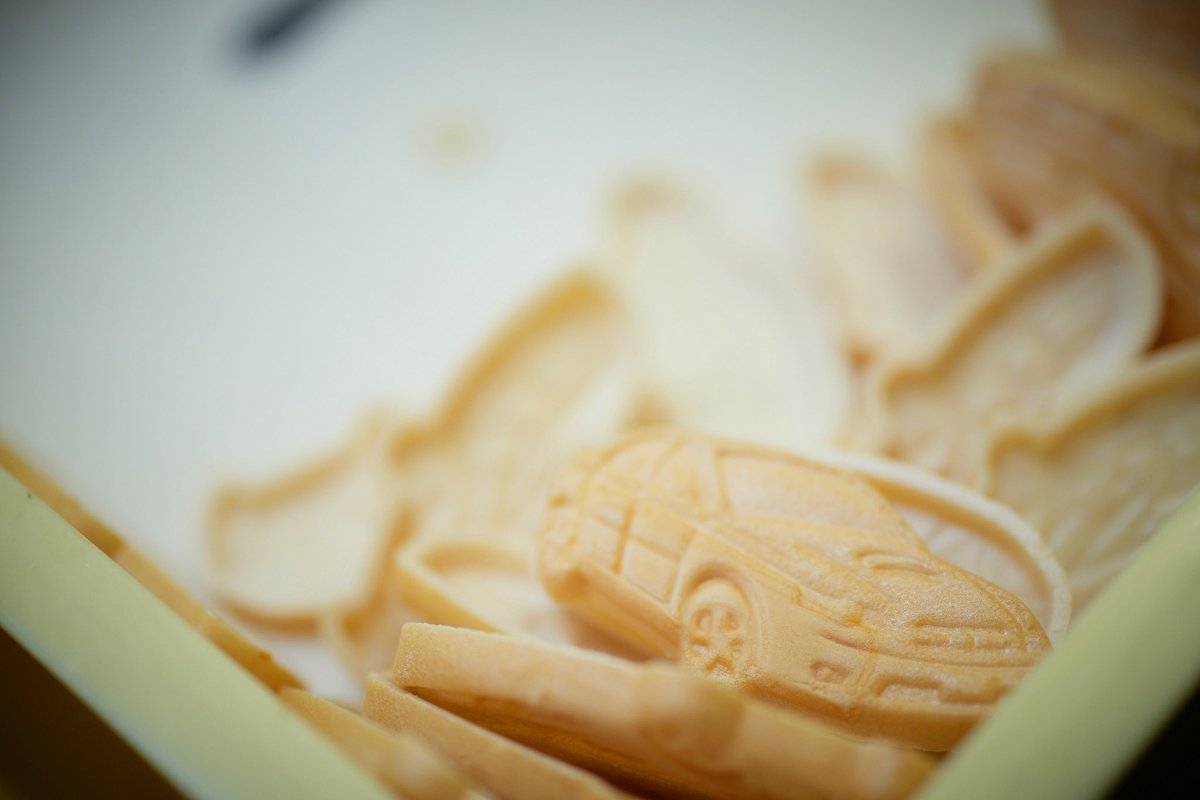 roman_sweets's tweet photo. スバル車を忠実に再現した
「スバル最中」の皮。
モデルチェンジを重ね、
現在はレガシィB4を模した3代目。

【群馬県太田市】
伊勢屋　スバル最中

https://t.co/94nlj3ew4w https://t.co/L81O9ZxiZV