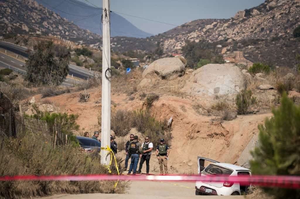 TecateShore's tweet photo. ✝️ EJECUTAN A AGENTE ESTATAL EN #TECATE; LE DEJARON UN NARC0 MENSAJE 😨‼️

El Agente Estatal de Investigación (AEI) identificado como Cristian Sandoval, de 39 años de edad, fue acribillado ésta mañana afuera de su domicilio 🚨

+INFO
https://t.co/zX9neDZt6D https://t.co/uJIVULwLat