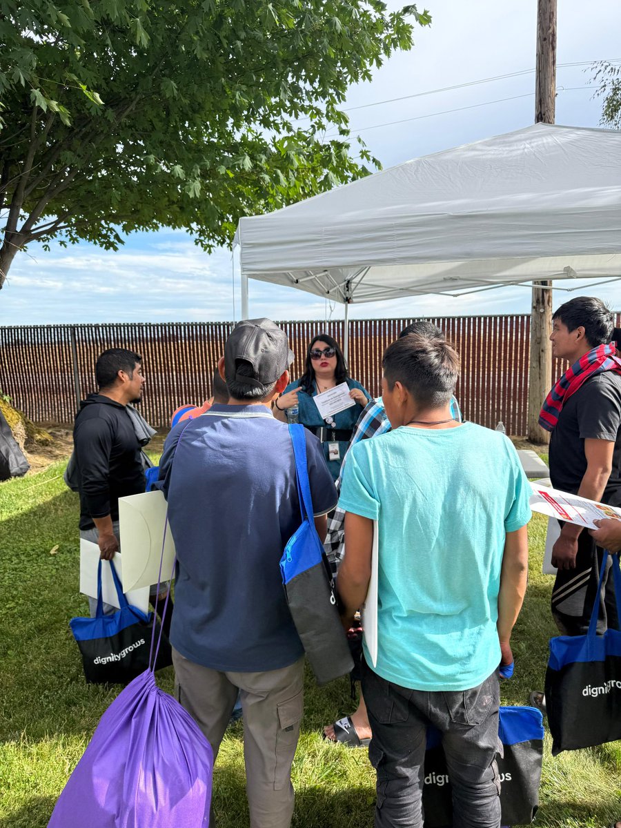ConsulMexPot's tweet photo. El equipo de protección de @Consulmexpot participó en la campaña de alcance para trabajadores agricolas en colaboración con nuestros aliados de #VirginiaGarciaMemorialHealthCenter para informar a la comunidad migrante sobre sus #DerechosLaborales.
#ConoceTusDerechos #H2A 👨🏽‍🌾👩🏽‍🌾 https://t.co/ZboPmxqBfc