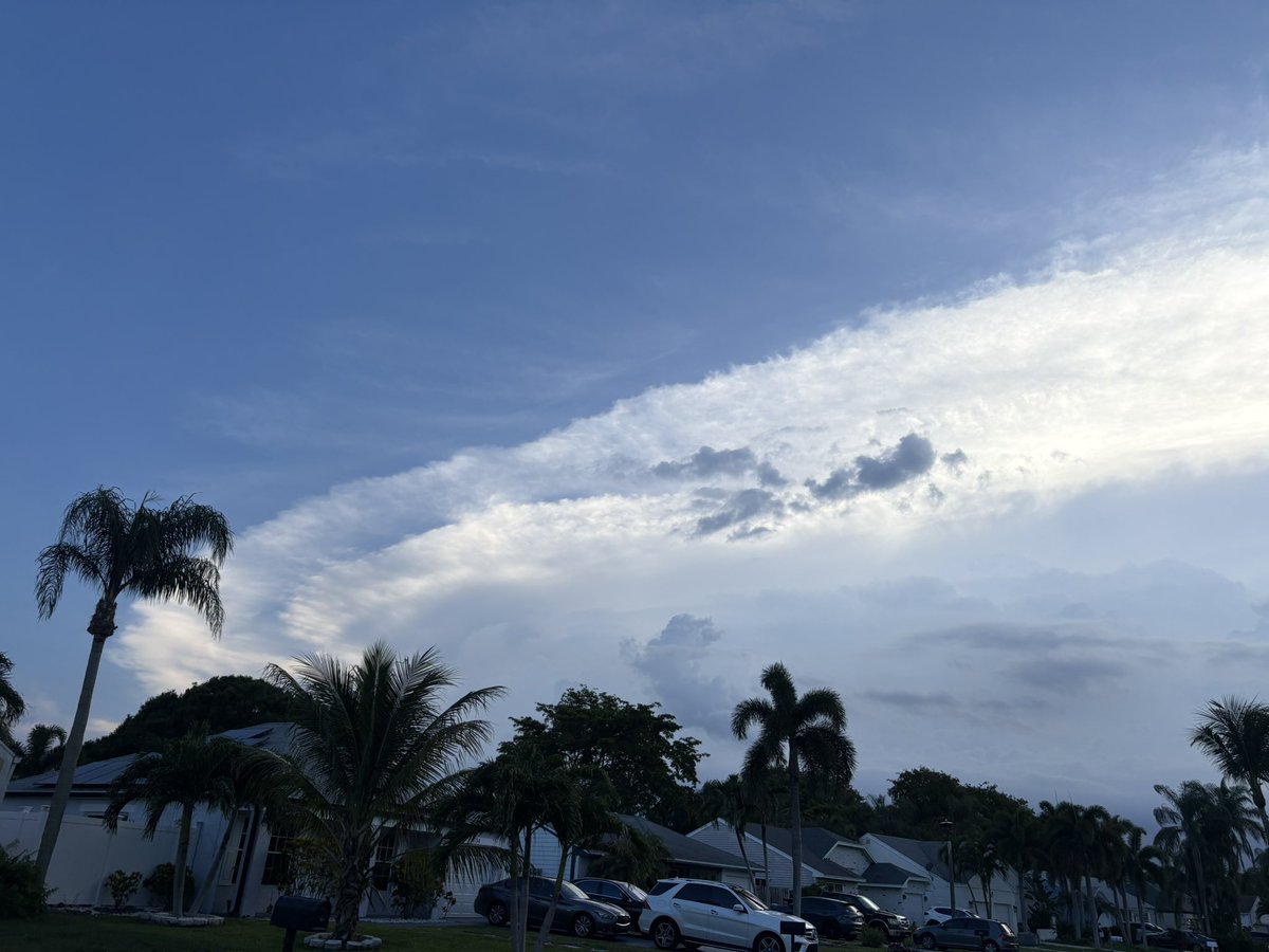 TwistedDogWX's tweet photo. Nice shelf cloud out west currently #flwx https://t.co/U0F19sZjIo