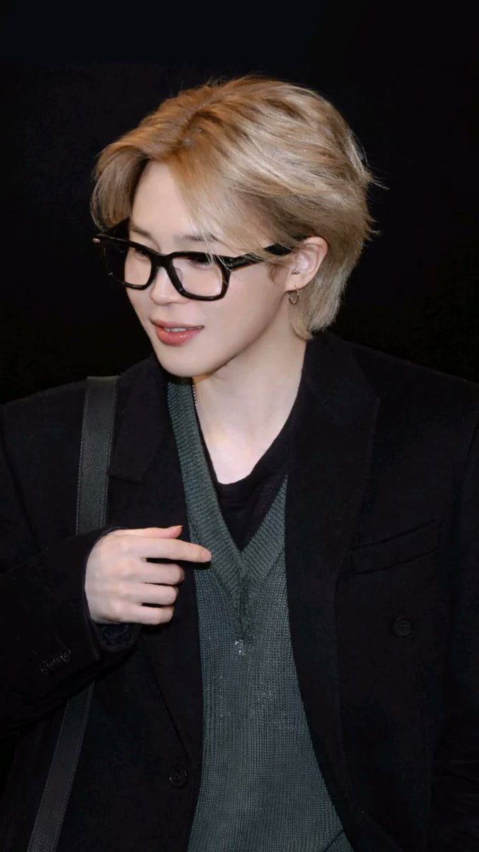 marlukm_'s tweet photo. 𝙐𝙉𝘿𝙀𝙍 𝙂𝙐𝘼𝙍𝘿🥊| #KookminAU 
Nadie consigue una entrevista con Jk, un alfa invicto que lleva años manteniendo a la prensa lejos de su vida. Pero Jm, necesita ese artículo y está dispuesto a ser todo para conseguirlo, un acuerdo peligroso donde la confianza tiene un precio https://t.co/bIz5Splhsb