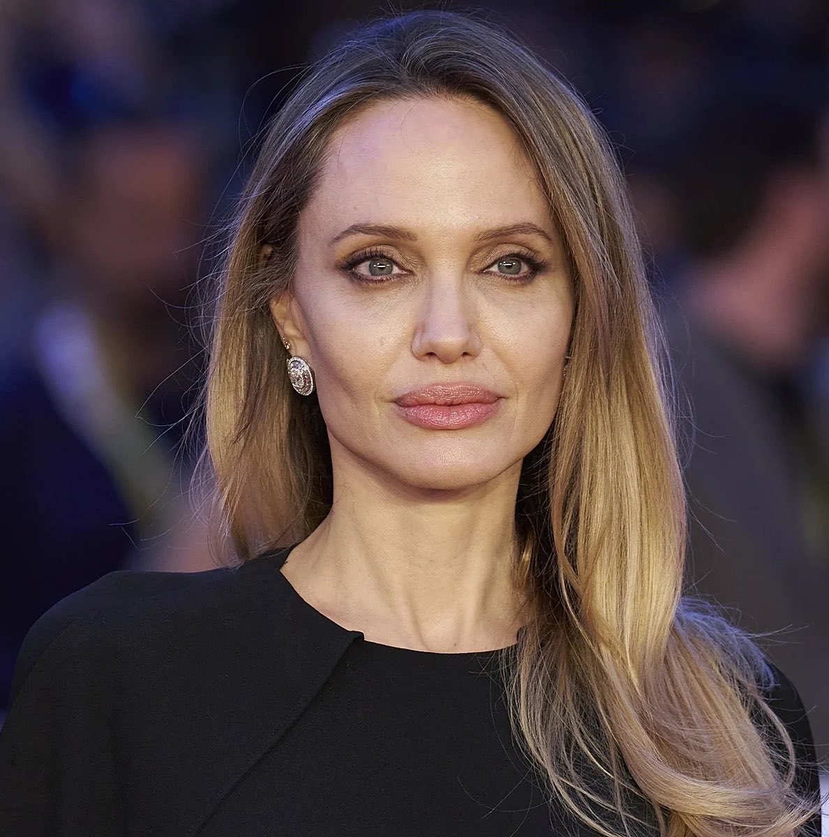 soofrito's tweet photo. 🚨 ÚLTIMA HORA

La actriz Angelina Jolie rechaza interpretar a Chayo Mohedano en la serie de ficción que se está rodando sobre Rocío Jurado

Afirma no estar “a la altura de una cantante tan exitosa” https://t.co/MRNBU2Yd2z