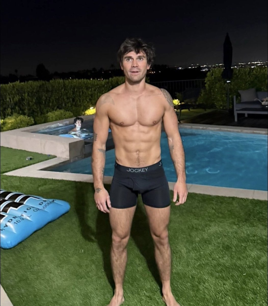 Chase_zoom's tweet photo. can you spot the differences between a paid commercial pic vs non paid commercial pic 🤔 https://t.co/6cfKxjz9Ib