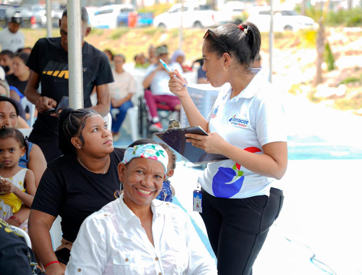 propeepgob's tweet photo. Transformar una comunidad también es crear oportunidades para su gente.

Como parte del Proyecto de Transformación Urbana (PRO-TU) que desarrolla PROPEEP en el Barrio Enriquillo, Santo Domingo Oeste, realizamos una nueva jornada de Renacer Contigo, dirigida a emprendedores y líderes comunitarios de la zona. 1/2