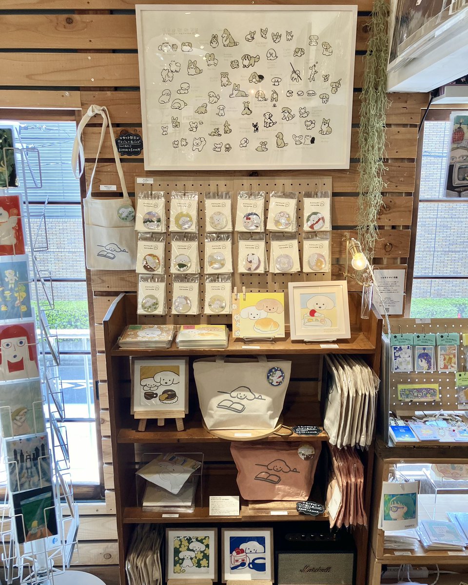 ondo_creative's tweet photo. 【GALLERY｜@ondo_creative／STORE】
⁡
⁡＼PICK UP／
ギャラリー併設のストアでは『てらおかなつみ × ondo NEW PRODUCT FAIR 』を開催中です。本日も12時オープン。

新登場の「ランチ＋BOOKバッグ（通常／茜染）」や「BOOKサコッシュ」に、豊富な種類の缶バッジをカスタムして、お気に入りの組み合わせをお楽しみいただけます🐶♪

また、会場限定で、バッグ各種と缶バッジを組み合わせていただくと、1セットごとに通常価格より少しお得にお求めいただける特別なセット割引も実施中です🙌✨

日々の暮らしやお出かけが楽しくなるような、てらおかさんのアイテムを、ぜひお手に取ってご覧ください🐾

てらおかさんの一部アイテムは、ondoオンラインストアからもご覧いただけます👀
⁡
●ondoオンラインストア（てらおかなつみ）
→https://t.co/DaplBjPy08