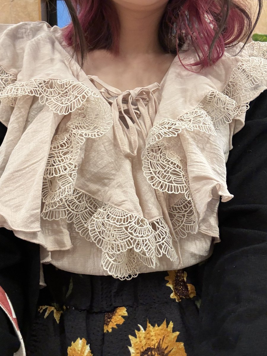 koedachumo's tweet photo. ここ最近のえだ史上一ふりふりでサイン会いきます🥹🥹🥹若作りしすぎた🤣 https://t.co/vWKfzVXH51