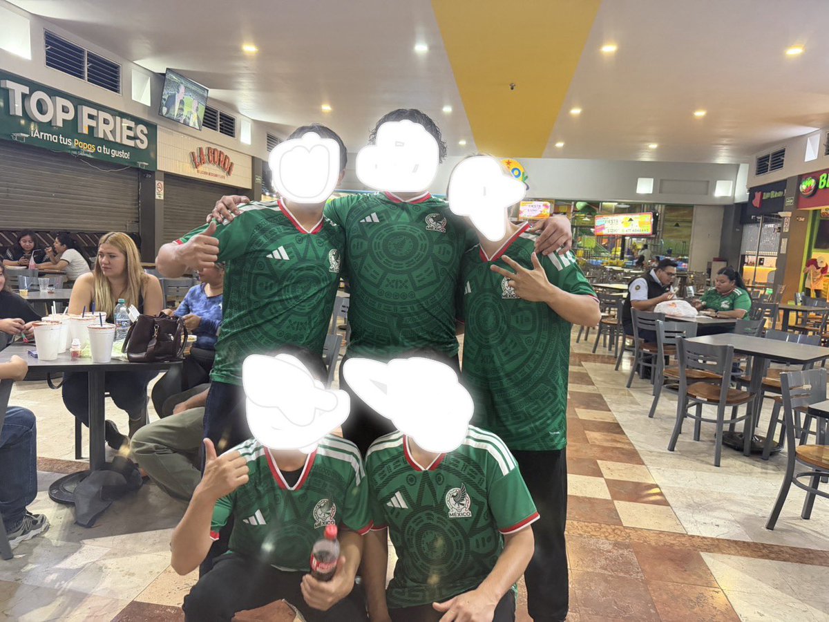 Lenoz_GG's tweet photo. ワールドカップメキシコの応援しにフードコートみたいな所行ったけど、試合終わった後写真お願いされすぎて列が出来たのおもろかった！ https://t.co/9gFWXQlOzA