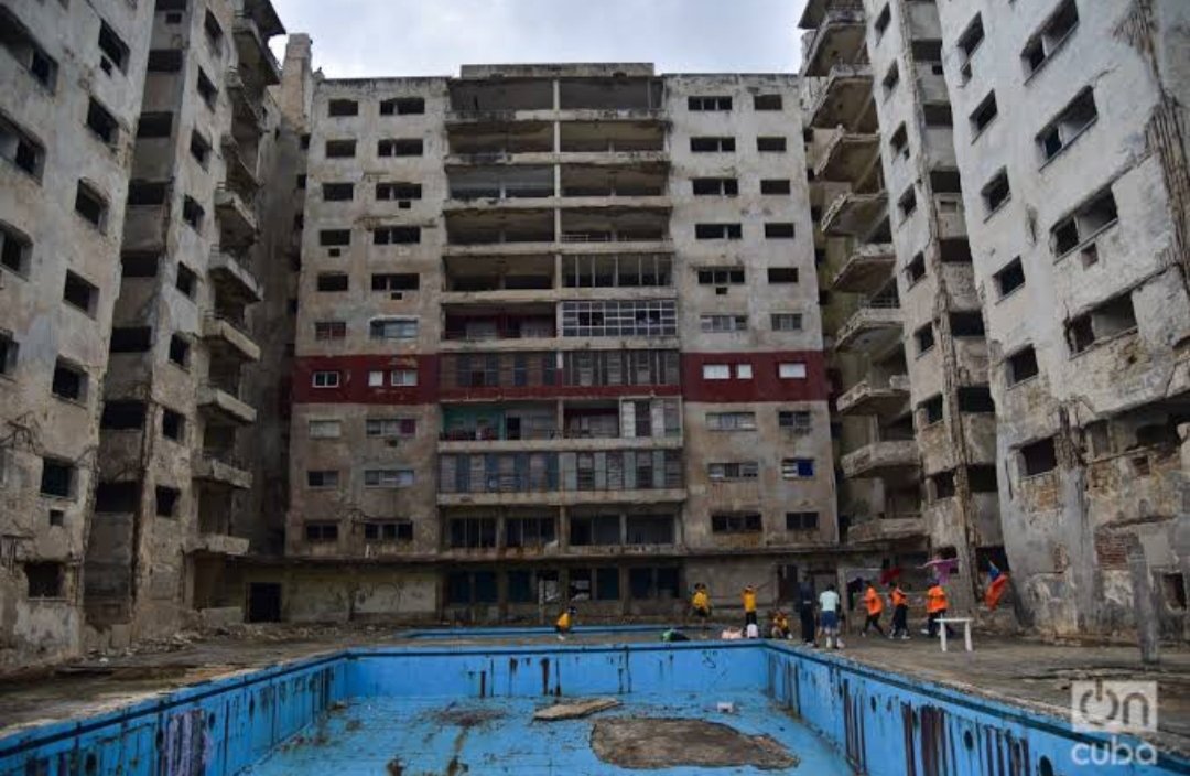 ok__face's tweet photo. Contaba con vestíbulos de mármol, piscinas, salones de fiestas, elevadores rápidos y parqueos privados. Fue nacionalizado en 1960 y convertido en un centro de alojamiento de técnicos extranjeros. Existieron planes para repararlo en 2001, pero el presupuesto "desapareció". https://t.co/WLmgLdGzzx
