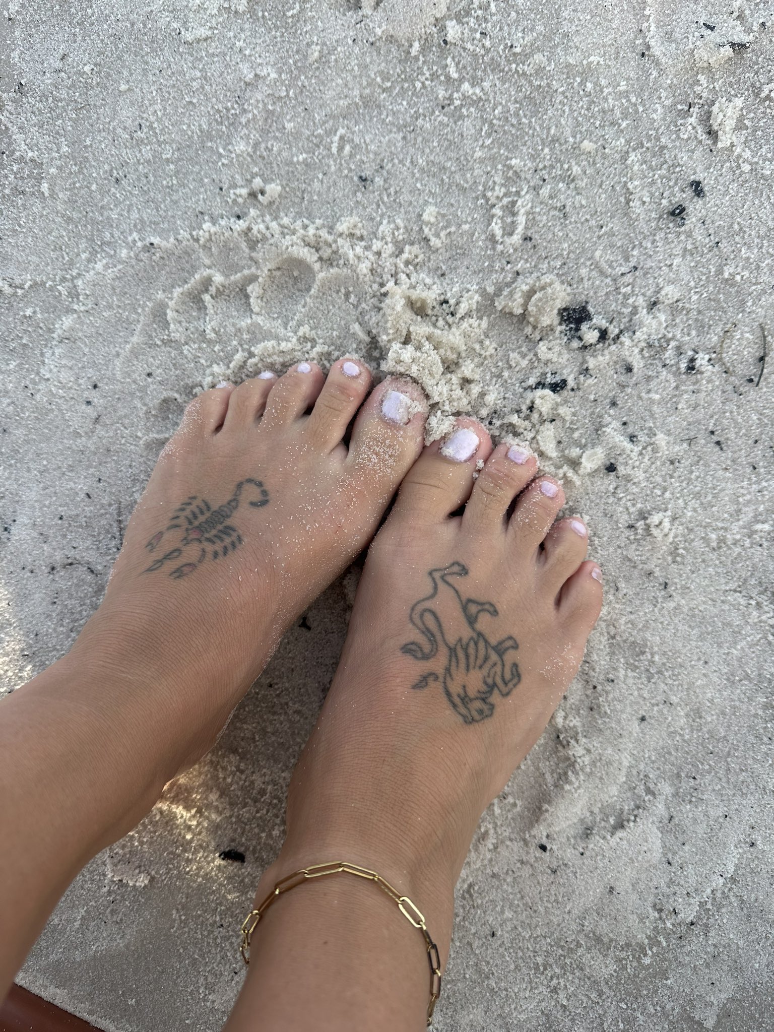 Who’s licking the sand off my toes? https://t.co/fBt0MjXMAi