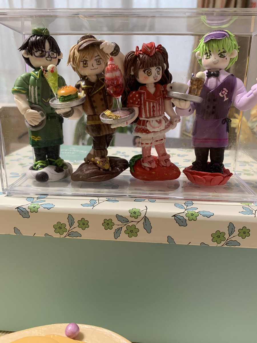 723pine's tweet photo. おはようございます。
昨日韓国の読者さんからすごいプレゼント🎁をいただきました。右端のタワレココラボカフェのアクスタのクレイ人形です。
それぞれが持ってるパフェやハンバーガーまで忠実に作られています。そして全員がそれぞれのモチーフの上に立ってます！すごい技術とアイディアです。
(下のツリーに続く)
