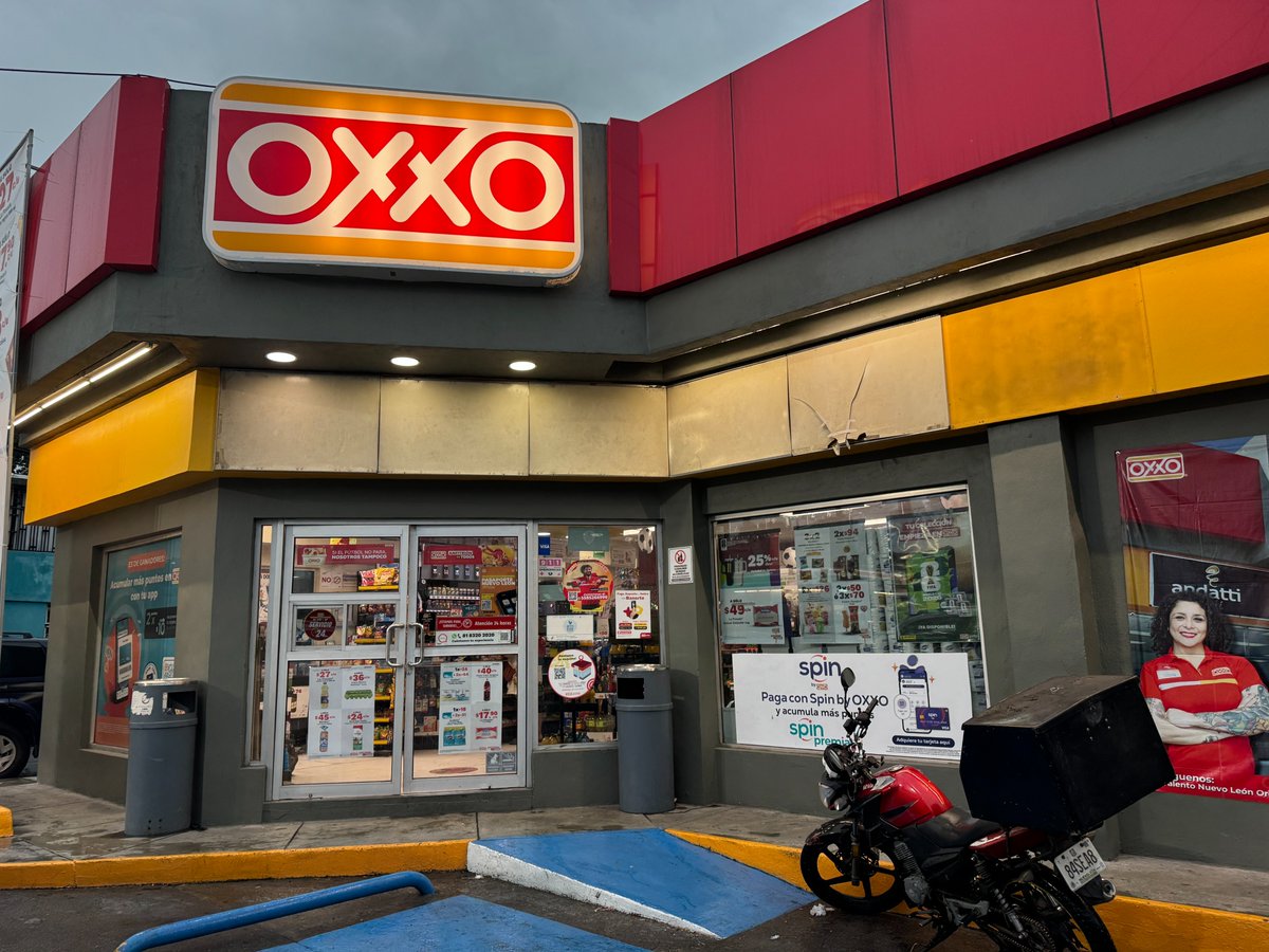 angkorruins's tweet photo. 日本の 「セブンイレブン、いい気分♪」 みたいにOXXOの決まり文句や広告フレーズは「OXXO, a la vuelta de tu vida」（あなたの生活のすぐそばにあるOXXO）らしいです。Airbnbの近くにあって助かった😇 https://t.co/FkaYF5SlX2