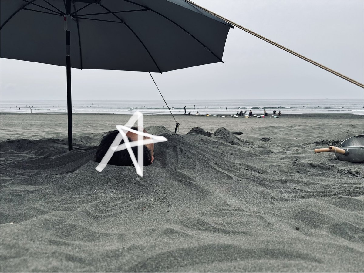 umiuyuni's tweet photo. 【辻堂海岸で砂浴アテンド⛱️】

男性のゲスト様。以前より全身の発疹による不快感でお悩みだったそうです。

砂浴経験者である奥様からのおすすめをきっかけに、今回初めて砂浴を体験されました。

#砂浴 https://t.co/gJ7y01Geyt