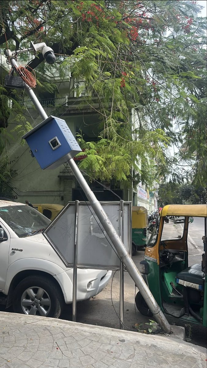 Subhashdj's tweet photo. @GBAChiefComm @GBA_office @krishnabgowda @DKShivakumar @TOIBengaluru @IndianExpress @DeccanHerald @DeccanChronicle Another genius work by GBA aka BBMP. Looks like they will notice this defunct CCTV pole in Wilson Garden 8th Cross only when this falls on someone &amp; loose their life https://t.co/iKozg3iZP0
