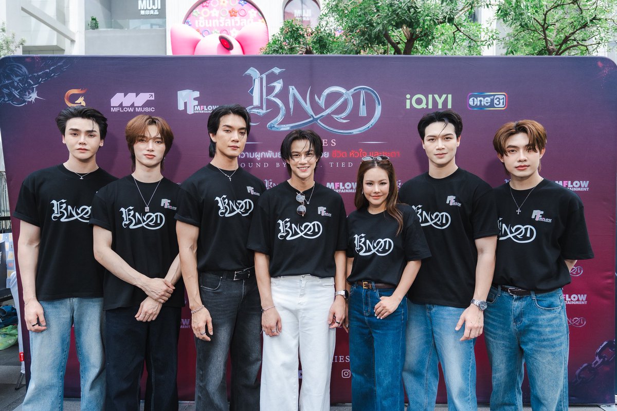 twavebyku's tweet photo. MFlow Entertainment เปิดจักรวาล Omegaverse เต็มรูปแบบครั้งแรกของซีรีส์วายไทย! นำทีม “โบ๊ท–โอ๊ต” บวงสรวงซีรีส์“KNOT (น็อต)” 
เตรียมสร้างปรากฏการณ์ใหม่ เริ่มตอนแรก 30 มิ.ย.นี้
#บวงสรวงKNOTSeries #KNOTseries 
#Boatyongyut #Oatpasakorn #boatoat
นับเป็นอีกหนึ่งโปรเจกต์ที่ถูกจับตามองตั้งแต่เปิดตัว สำหรับซีรีส์ “KNOT (น็อต)”ผลงานออริจินัลจาก MFlow Entertainment ที่เตรียมสร้างปรากฏการณ์ครั้งใหม่ให้วงการซีรีส์ไทย ด้วยการเปิดจักรวาล Omegaverse อย่างเต็มรูปแบบเป็นครั้งแรก ถ่ายทอดโลกแห่งอำนาจ ความรัก และสัญชาตญาณ ผ่านเรื่องราวสุดเข้มข้นที่พร้อมพาผู้ชมดำดิ่งสู่ความสัมพันธ์ซึ่งถูกกำหนดด้วยโชคชะตา นำแสดงโดยสองนักแสดงดาวรุ่ง โบ๊ท ยงค์ยุทธ เติมต่อ และ โอ๊ต ภาสกร สารรัตนะ ที่พร้อมถ่ายทอดเคมีและความเข้มข้นของเรื่องราวครั้งนี้
 
ล่าสุด เมื่อวันที่ 19 มิถุนายน 2569 ณ ศาลพระพิฆเนศ ลานด้านหน้าศูนย์การค้าเซ็นทรัลเวิลด์ MFlow Entertainment ได้จัดพิธีบวงสรวงเพื่อความเป็นสิริมงคลก่อนออกอากาศ นำโดย คุณภัทร์ ภัทร์ปิยธร ปิยรพีธัชช์ ที่ปรึกษากรรมการบริหาร บริษัท เอ็ม.โฟลว์ เอ็นเตอร์เทนเม้นท์ จำกัด และ คุณอธิชา ขวัญคง Content Acquisition Manager, iQIYI Thailand พร้อมด้วยสองผู้กำกับ คุณกรชนก บุญมา และ คุณวันชนะพันษ์ ไพฑูรย์ รวมถึงทีมนักแสดงนำ ได้แก่ โบ๊ท ยงค์ยุทธ เติมต่อ, โอ๊ต ภาสกร สารรัตนะ, มิ้นท์ตี้ พลอยชยาภา ปิยรพีธัชช์, ธีม ภูเบศ อรรถอรุณวงศ์, ธีร์ ธีรวัฒน์ ธนะคำ, เจมส์ ศุภวิชญ์ วงศ์ฟู และ โฟล์ค จักริน แสงเรือน และน้องโค้ตดี้ (Coatdy) มาสคอตของสองหนุ่มโบ๊ท-โอ๊ต เข้าร่วมพิธีอย่างพร้อมเพรียง ท่ามกลางสื่อมวลชนและแฟนคลับที่เดินทางมาร่วมให้กำลังใจอย่างคับคั่ง
 
“KNOT (น็อต)” ถ่ายทอดเรื่องราวของ พัสสะ (รับบทโดย โอ๊ต ภาสกร) เด็กหนุ่มผู้เติบโตมาโดยไม่เคยรู้เลยว่าโลกใบนี้มี Alpha, Beta และ Omega อยู่จริง จนกระทั่งคืนหนึ่งชีวิตของเขาต้องพลิกผัน เมื่อถูก ณคุณ (รับบทโดย โบ๊ท ยงค์ยุทธ) อัลฟ่าเลือดบริสุทธิ์ผู้เย็นชา และทายาทลำดับหนึ่งของตระกูลใหญ่ กัดเพื่อสร้างพันธะโดยไม่ทันตั้งตัว จากคนแปลกหน้าที่ไม่เคยรู้จักกันมาก่อน ทั้งคู่กลับต้องใช้ชีวิตร่วมกัน  ภายใต้กฎแห่งพันธะที่ไม่มีใครสามารถฝืนได้ ยิ่งใกล้... ยิ่งผูก ยิ่งรัก... ยิ่งหนีไม่พ้น และน่ากลัวที่สุดคือ ในฐานะ “คู่แห่งโชคชะตา” เมื่อพันธะสมบูรณ์ หากฝ่ายหนึ่งต้องตาย อีกฝ่ายก็จะตายตามไปด้วยอย่างไม่มีสิทธิขัดขืน นี่จึงไม่ใช่แค่เรื่องของความรัก แต่คือความผูกพันที่เดิมพันด้วยชีวิต หัวใจ และชะตาทั้งหมด เรื่องราวของทั้งคู่จะลงเอยเช่นไร และพันธะแห่งโชคชะตาครั้งนี้จะนำพาพวกเขาไปสู่บทสรุปแบบไหน ต้องติดตามรับชม 
 
ร่วมสัมผัสเรื่องราวความรักที่ถูกลิขิตด้วยโชคชะตาไปพร้อมกันในซีรีส์ “KNOT” ทุกวันอังคาร เวลา 22:30 น. ทางช่อง one31 ดูออนไลน์เวอร์ชัน UNCUT เวลา 23:00 น. บนแอป iQIYI และเว็บ https://t.co/b9fZgpXzeH ที่เดียวเท่านั้น และย้อนหลัง Clean Version ทุกวันพฤหัสบดี เวลา 23:00 น. ทาง YouTube : MFlow Entertainment เริ่มตอนแรกวันอังคารที่ 30 มิถุนายนนี้!