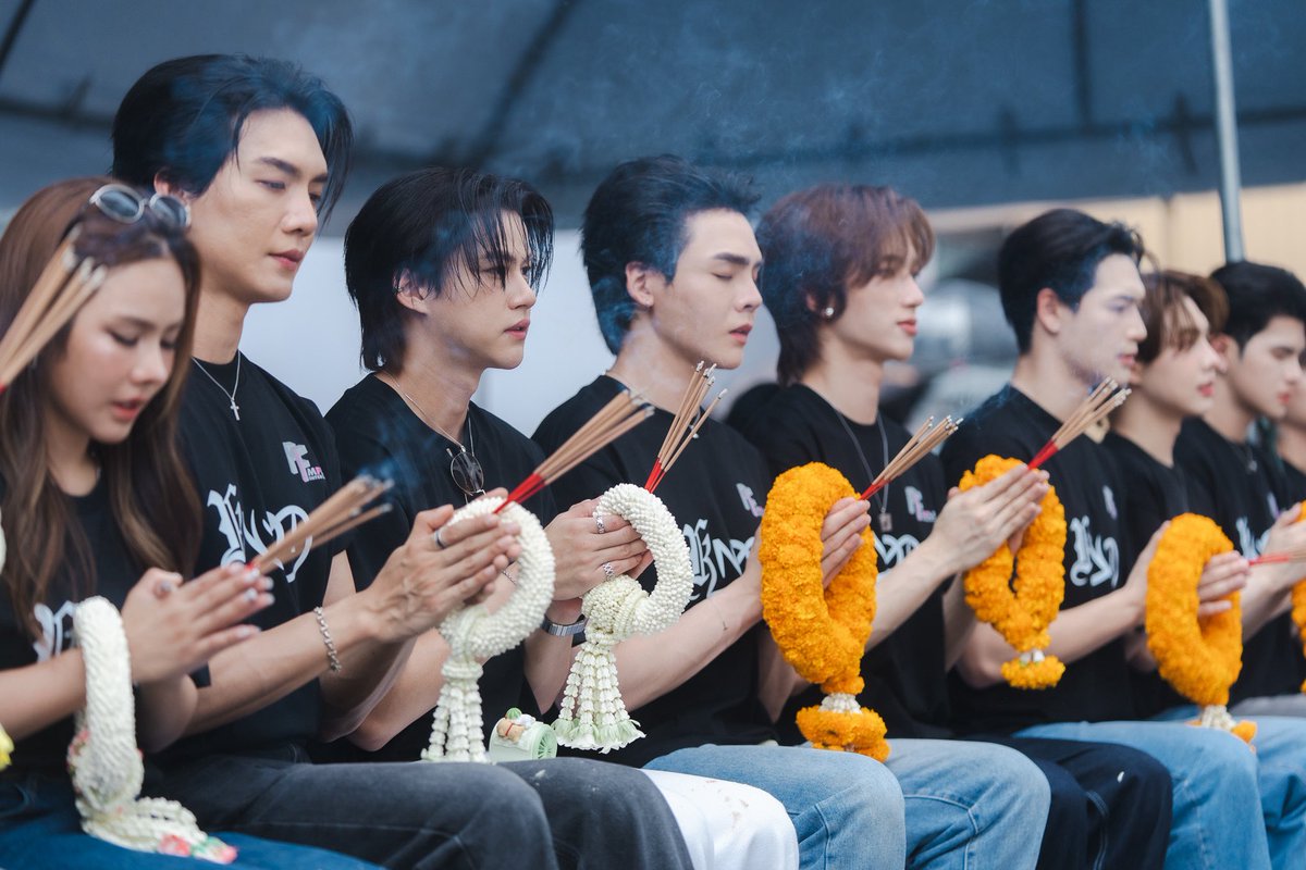 twavebyku's tweet photo. MFlow Entertainment เปิดจักรวาล Omegaverse เต็มรูปแบบครั้งแรกของซีรีส์วายไทย! นำทีม “โบ๊ท–โอ๊ต” บวงสรวงซีรีส์“KNOT (น็อต)” 
เตรียมสร้างปรากฏการณ์ใหม่ เริ่มตอนแรก 30 มิ.ย.นี้
#บวงสรวงKNOTSeries #KNOTseries 
#Boatyongyut #Oatpasakorn #boatoat
นับเป็นอีกหนึ่งโปรเจกต์ที่ถูกจับตามองตั้งแต่เปิดตัว สำหรับซีรีส์ “KNOT (น็อต)”ผลงานออริจินัลจาก MFlow Entertainment ที่เตรียมสร้างปรากฏการณ์ครั้งใหม่ให้วงการซีรีส์ไทย ด้วยการเปิดจักรวาล Omegaverse อย่างเต็มรูปแบบเป็นครั้งแรก ถ่ายทอดโลกแห่งอำนาจ ความรัก และสัญชาตญาณ ผ่านเรื่องราวสุดเข้มข้นที่พร้อมพาผู้ชมดำดิ่งสู่ความสัมพันธ์ซึ่งถูกกำหนดด้วยโชคชะตา นำแสดงโดยสองนักแสดงดาวรุ่ง โบ๊ท ยงค์ยุทธ เติมต่อ และ โอ๊ต ภาสกร สารรัตนะ ที่พร้อมถ่ายทอดเคมีและความเข้มข้นของเรื่องราวครั้งนี้
 
ล่าสุด เมื่อวันที่ 19 มิถุนายน 2569 ณ ศาลพระพิฆเนศ ลานด้านหน้าศูนย์การค้าเซ็นทรัลเวิลด์ MFlow Entertainment ได้จัดพิธีบวงสรวงเพื่อความเป็นสิริมงคลก่อนออกอากาศ นำโดย คุณภัทร์ ภัทร์ปิยธร ปิยรพีธัชช์ ที่ปรึกษากรรมการบริหาร บริษัท เอ็ม.โฟลว์ เอ็นเตอร์เทนเม้นท์ จำกัด และ คุณอธิชา ขวัญคง Content Acquisition Manager, iQIYI Thailand พร้อมด้วยสองผู้กำกับ คุณกรชนก บุญมา และ คุณวันชนะพันษ์ ไพฑูรย์ รวมถึงทีมนักแสดงนำ ได้แก่ โบ๊ท ยงค์ยุทธ เติมต่อ, โอ๊ต ภาสกร สารรัตนะ, มิ้นท์ตี้ พลอยชยาภา ปิยรพีธัชช์, ธีม ภูเบศ อรรถอรุณวงศ์, ธีร์ ธีรวัฒน์ ธนะคำ, เจมส์ ศุภวิชญ์ วงศ์ฟู และ โฟล์ค จักริน แสงเรือน และน้องโค้ตดี้ (Coatdy) มาสคอตของสองหนุ่มโบ๊ท-โอ๊ต เข้าร่วมพิธีอย่างพร้อมเพรียง ท่ามกลางสื่อมวลชนและแฟนคลับที่เดินทางมาร่วมให้กำลังใจอย่างคับคั่ง
 
“KNOT (น็อต)” ถ่ายทอดเรื่องราวของ พัสสะ (รับบทโดย โอ๊ต ภาสกร) เด็กหนุ่มผู้เติบโตมาโดยไม่เคยรู้เลยว่าโลกใบนี้มี Alpha, Beta และ Omega อยู่จริง จนกระทั่งคืนหนึ่งชีวิตของเขาต้องพลิกผัน เมื่อถูก ณคุณ (รับบทโดย โบ๊ท ยงค์ยุทธ) อัลฟ่าเลือดบริสุทธิ์ผู้เย็นชา และทายาทลำดับหนึ่งของตระกูลใหญ่ กัดเพื่อสร้างพันธะโดยไม่ทันตั้งตัว จากคนแปลกหน้าที่ไม่เคยรู้จักกันมาก่อน ทั้งคู่กลับต้องใช้ชีวิตร่วมกัน  ภายใต้กฎแห่งพันธะที่ไม่มีใครสามารถฝืนได้ ยิ่งใกล้... ยิ่งผูก ยิ่งรัก... ยิ่งหนีไม่พ้น และน่ากลัวที่สุดคือ ในฐานะ “คู่แห่งโชคชะตา” เมื่อพันธะสมบูรณ์ หากฝ่ายหนึ่งต้องตาย อีกฝ่ายก็จะตายตามไปด้วยอย่างไม่มีสิทธิขัดขืน นี่จึงไม่ใช่แค่เรื่องของความรัก แต่คือความผูกพันที่เดิมพันด้วยชีวิต หัวใจ และชะตาทั้งหมด เรื่องราวของทั้งคู่จะลงเอยเช่นไร และพันธะแห่งโชคชะตาครั้งนี้จะนำพาพวกเขาไปสู่บทสรุปแบบไหน ต้องติดตามรับชม 
 
ร่วมสัมผัสเรื่องราวความรักที่ถูกลิขิตด้วยโชคชะตาไปพร้อมกันในซีรีส์ “KNOT” ทุกวันอังคาร เวลา 22:30 น. ทางช่อง one31 ดูออนไลน์เวอร์ชัน UNCUT เวลา 23:00 น. บนแอป iQIYI และเว็บ https://t.co/b9fZgpXzeH ที่เดียวเท่านั้น และย้อนหลัง Clean Version ทุกวันพฤหัสบดี เวลา 23:00 น. ทาง YouTube : MFlow Entertainment เริ่มตอนแรกวันอังคารที่ 30 มิถุนายนนี้!