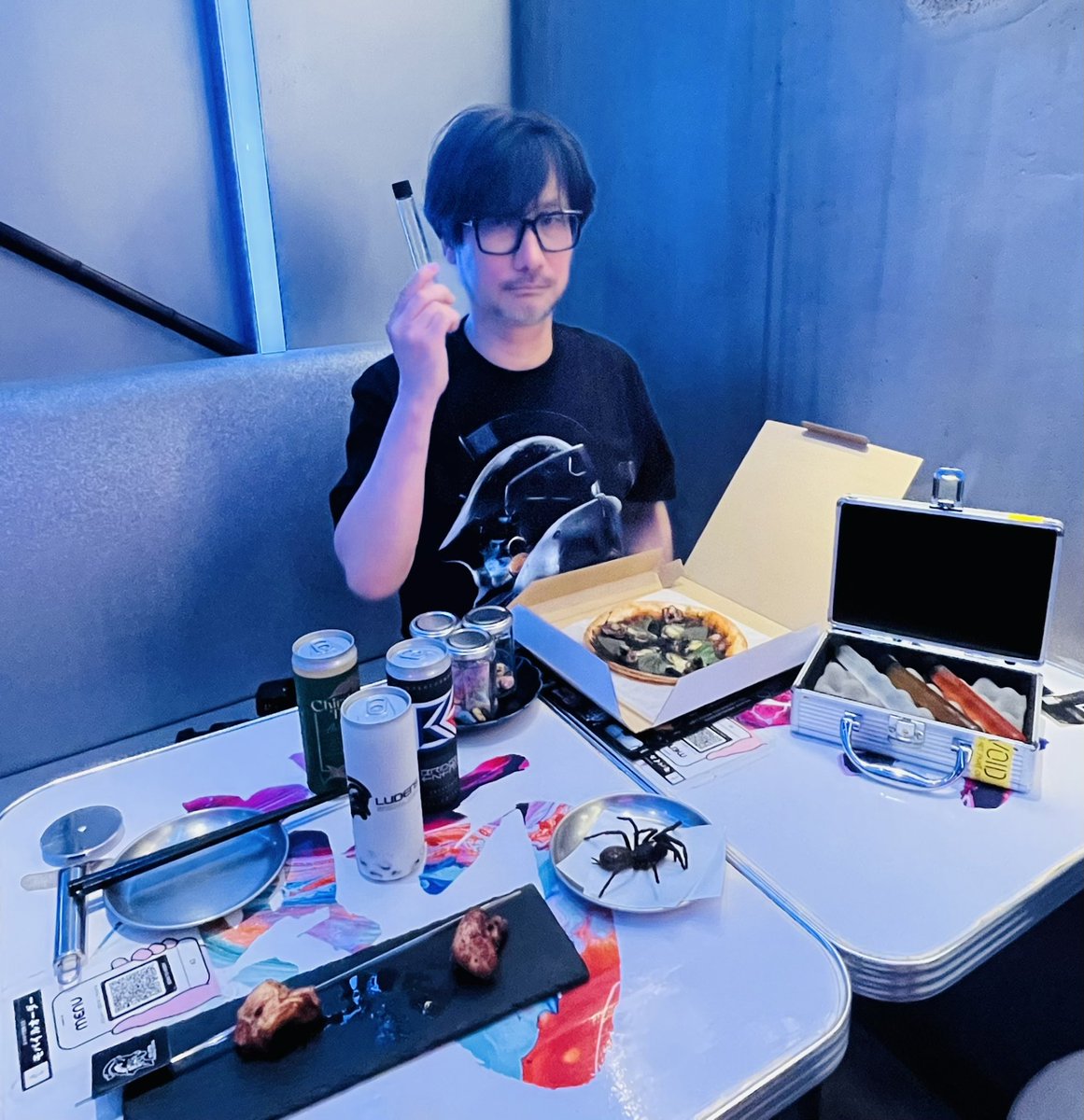 kometocircus's tweet photo. コジマプロダクションの小島秀夫監督に、
米とサーカス渋谷PARCO店にご来店いただきました！✨
今回、監督にお召し上がりいただいたのは…… 
公式の3Dデータをもとに、よりリアルに“進化”を遂げた【クリプトビオシス】！！🐛

目の前で実食していただけて、スタッフ一同、嬉しさと緊張で震えました…！✨
さらに、とっても貴重なサインまでいただいてしまいました。

お忙しい中ご来店いただき本当にありがとうございました！ 
いただいたサインは店内に大切に飾らせていただいていますので、
ぜひみなさまチェックしにきてくださいね👍

#米とサーカス
#コジプロ
#デススト
