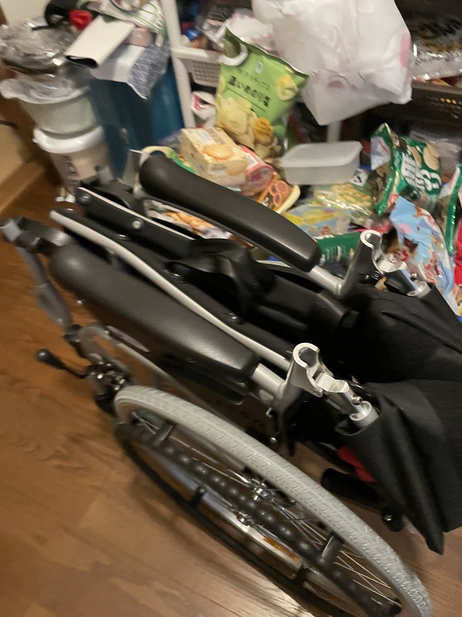 tukimi25's tweet photo. 通販で買う車椅子は自分で組み立てと書いてあったので気合いをいれたら転倒防止バーと座面と背もたれのやつ以外ちゃんと組み立ててありました。
ネイビーカッコいい https://t.co/p6fFL3K30S