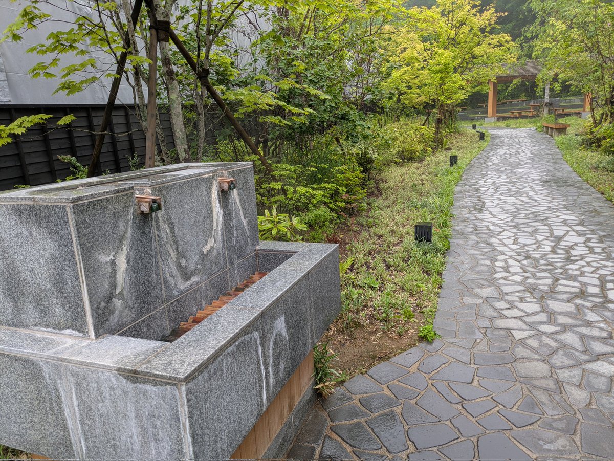 torokko165's tweet photo. 草津温泉を堪能
こんなデカい足湯は初めて見た♨️ https://t.co/AtRs7UkCTT