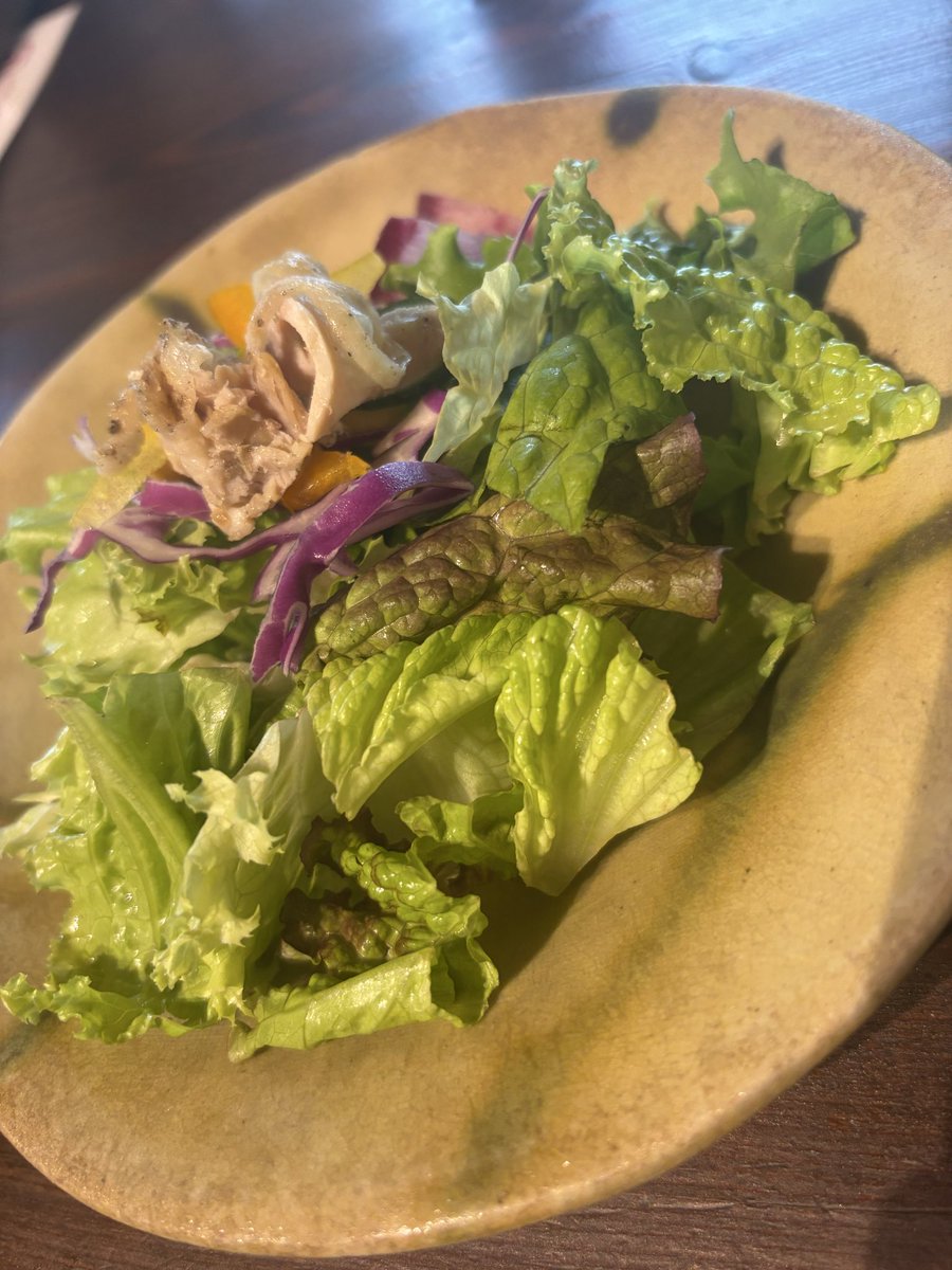 MoTo07307682's tweet photo. #ランチ
 #ピッツァ
 #サラダ
 #ハーフアンドハーフ
 #マルゲリータ
 #クワトロフォルマッジ
 #はちみつ
 #休日飯
昔は甘い食事なんて考えれなかったなぁ https://t.co/Ma3IdsPR0S