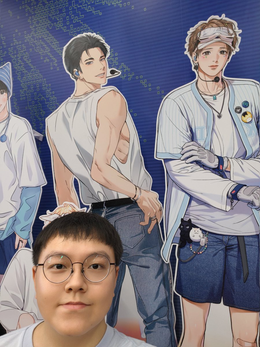 sllo0124's tweet photo. (1) 
So happy to be in Guangzhou yesterday for #SPAKLZ poo-up! Everything was awesome and I got to meet other #SPAKY who were very helpful for taking pictures for me! It's my 2nd time travelling alone, so definitely another memorable experience for me! 
#스파클즈 https://t.co/eP8kk5rITw