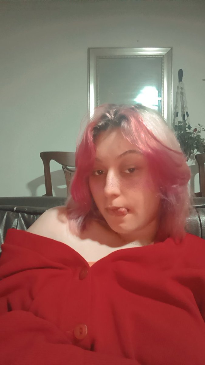 heilbronnn's tweet photo. El cabello rosa me extrañará tanto como yo lo extraño a el? 😭😭😭 https://t.co/fcGcIRjatK