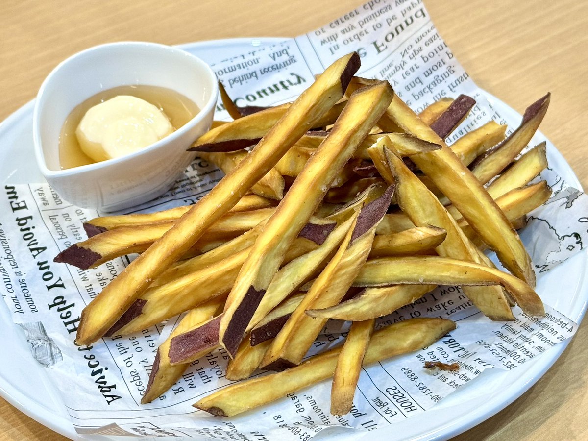 RASA_BlueSphere's tweet photo. 子供達を連れてランチ。
・ノルマンド(ガレット)
・ベーコンとほうれん草のクリームソース(生パスタ)
・ホットドック
・さつまいもスティック（ハニーマヨ）
・デルフィスブレンド
・フルーツティー
・ミニジェラートセット
など。
フルーツティーとさつまいもスティックもオススメ。
#CafeDelphis https://t.co/jiMKl5tEK9