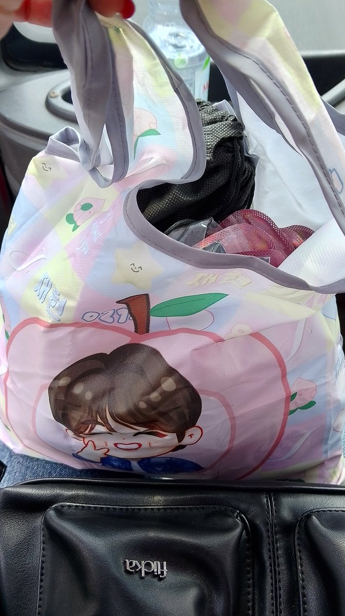 poetryblithe's tweet photo. yang mau freebies jaehyun aku pake baju ini sama totebag ini ya nnti sapa dan colek ajaa https://t.co/neXnRZwnTW
