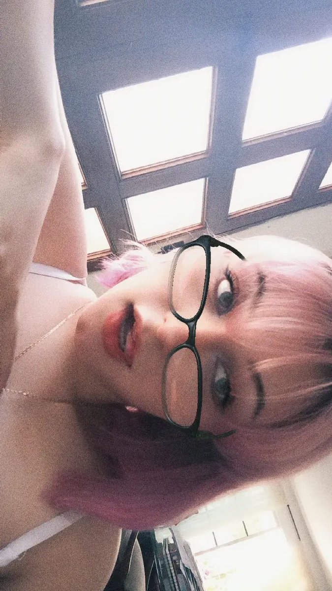 heilbronnn's tweet photo. El cabello rosa me extrañará tanto como yo lo extraño a el? 😭😭😭 https://t.co/fcGcIRjatK