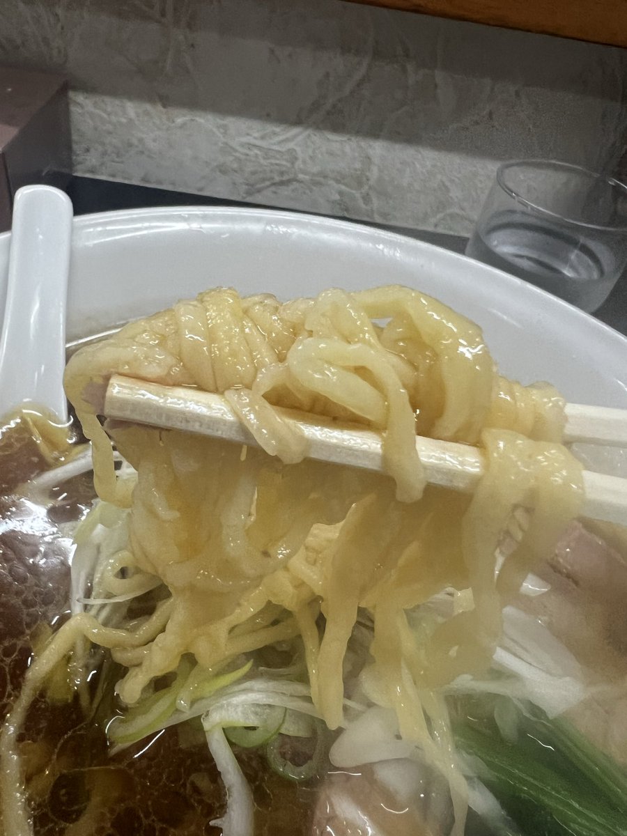 chocosuka's tweet photo. 栃木県那須塩原市　手打焔

チャーシューメン

火風鼎→手打焔の黄金ルート✨
途中道路工事の段差がエグすぎて車壊れるかと思った👷
火風鼎からそんなに遠くないのね✨

こっちも衝撃‼️

麺の表情が豊かで口に運ぶのが楽しくなる😋肉の旨味たっぷりの端肉も😋
さすがの一杯🍜
ごちそうさまでした😋 https://t.co/wk6e29Jnjk