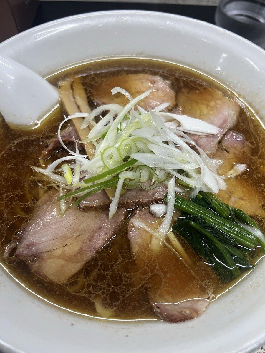 chocosuka's tweet photo. 栃木県那須塩原市　手打焔

チャーシューメン

火風鼎→手打焔の黄金ルート✨
途中道路工事の段差がエグすぎて車壊れるかと思った👷
火風鼎からそんなに遠くないのね✨

こっちも衝撃‼️

麺の表情が豊かで口に運ぶのが楽しくなる😋肉の旨味たっぷりの端肉も😋
さすがの一杯🍜
ごちそうさまでした😋 https://t.co/wk6e29Jnjk