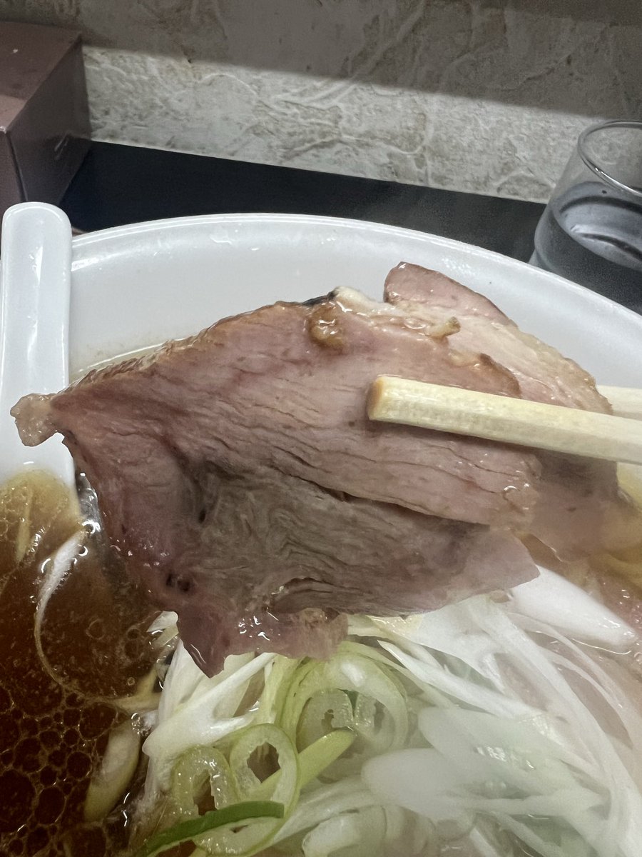 chocosuka's tweet photo. 栃木県那須塩原市　手打焔

チャーシューメン

火風鼎→手打焔の黄金ルート✨
途中道路工事の段差がエグすぎて車壊れるかと思った👷
火風鼎からそんなに遠くないのね✨

こっちも衝撃‼️

麺の表情が豊かで口に運ぶのが楽しくなる😋肉の旨味たっぷりの端肉も😋
さすがの一杯🍜
ごちそうさまでした😋 https://t.co/wk6e29Jnjk