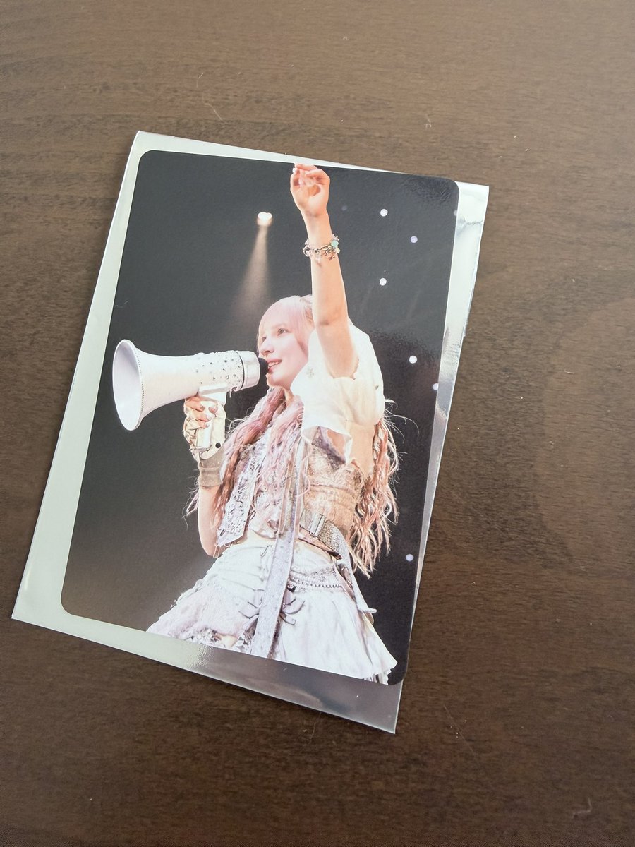 mi_fz__'s tweet photo. 早瀬ノエル　ソロコン　トレカ

譲)画像1枚目ライブフォト
求)画像2枚目メガホンを持った自撮り

郵送での交換よろしくお願いいたします🙇‍♀️！

#ふるっぱー交換 https://t.co/BRXzUYpK4m