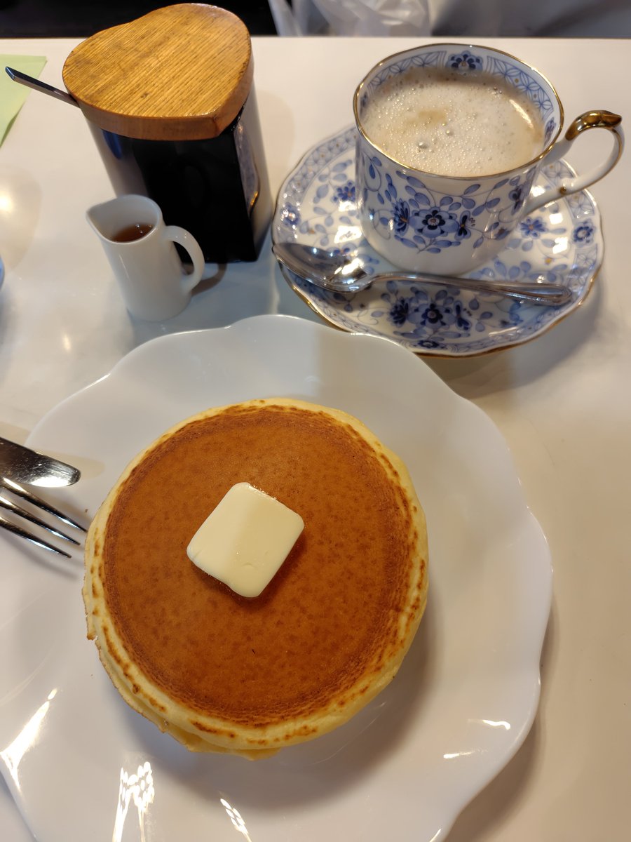 aokinapple15's tweet photo. #平井　#ワンモア

すごいぶりに食べたホットケーキ。
純粋にうまい。

単品はかなり値上がるも昼の一部のサンドセット、日中のフレンチトーストセットは1000円。

珈琲カップはナルミ。
カフェオレは少しクリームも浮かんでた。

牛乳は乳脂肪4.0の北海道浜中町牛乳。うまいわけだ。 https://t.co/QkynGQS86K