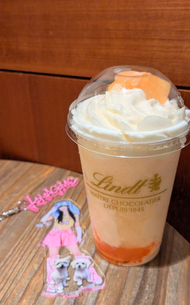 haruna05720's tweet photo. おめめさんとメロンの会(と合間にカレー)(´・_・`)
Lindt⇒メロンよりもホワイトチョコが強め。上品な甘みで、個人的にはもっとメロンと甘さを感じたかったけど、それでも美味しかった(´・_・`)
タリーズ⇒ちょっと酸味が強いかも🤔でも上のホイップめっちゃ美味しかった。。 https://t.co/vFxyErYbjw